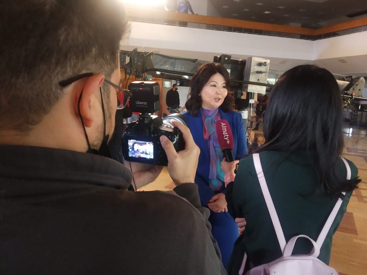 Жалаңаш орыс атақтылары трусиларын жарқыратады